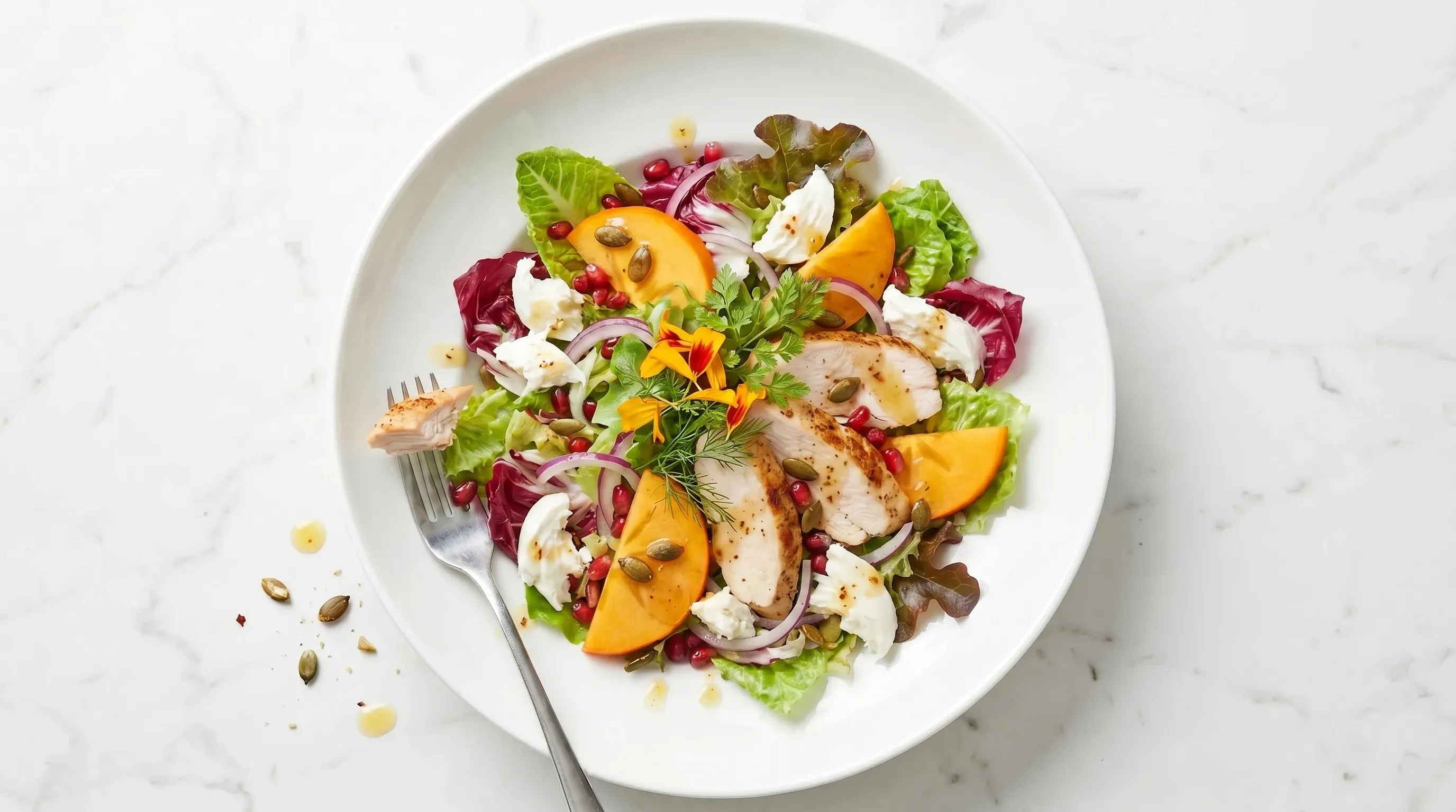 Salat mit Hähnchenbrust und Kaki