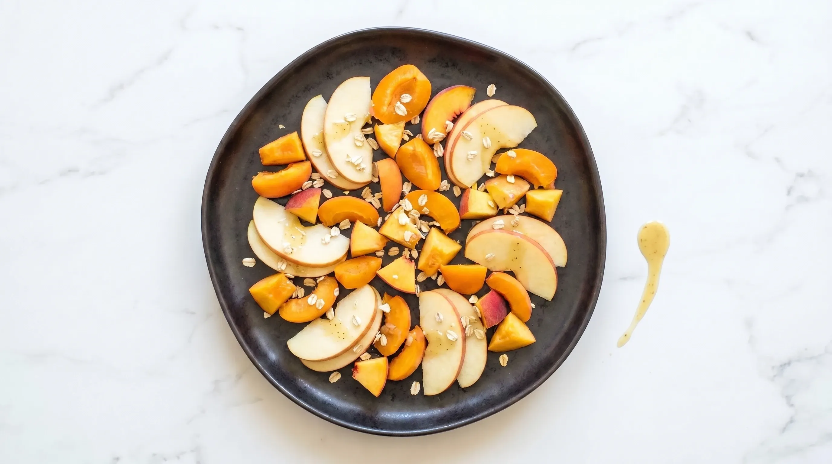 Obstsalat mit Apfel und Aprikose